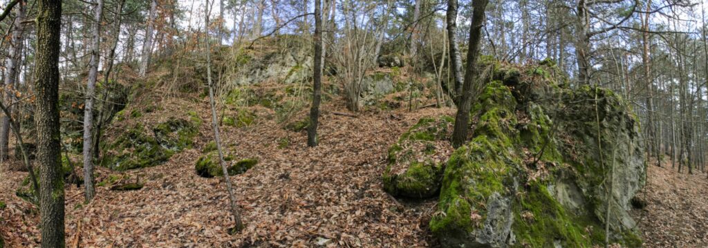 Levasovský štál. Skalnatý terén. (r.2021/Canonsp.)