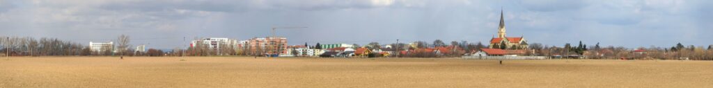 Závory. Pohľad na Vráble s kostolom. (r.2021/Canonsp.)