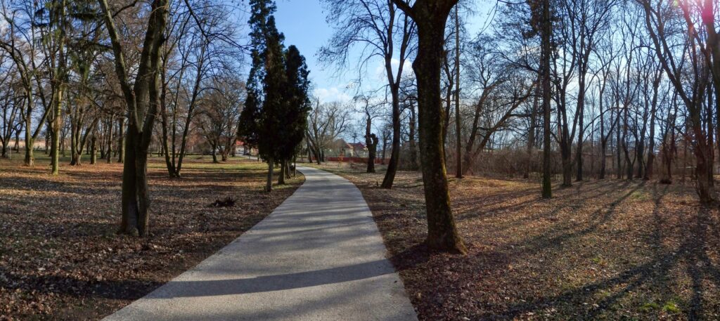 Park Žitavce. Cesta cez park. (r.2021/Canonsp.)