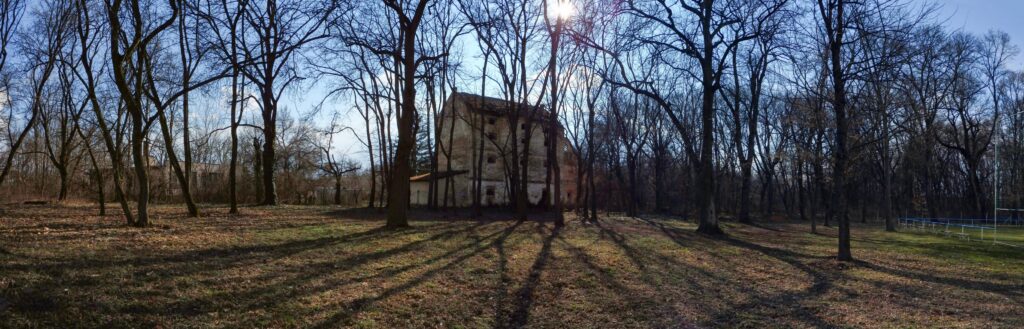 Park Žitavce. Budova v parku. (r.2021/Canonsp.)