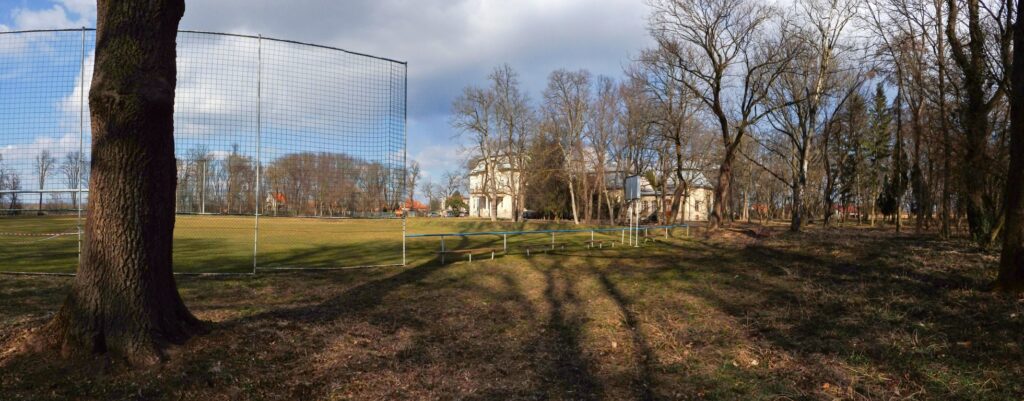 Park Žitavce. Ihrisko pred kaštielom. (r.2021/Canonsp.)