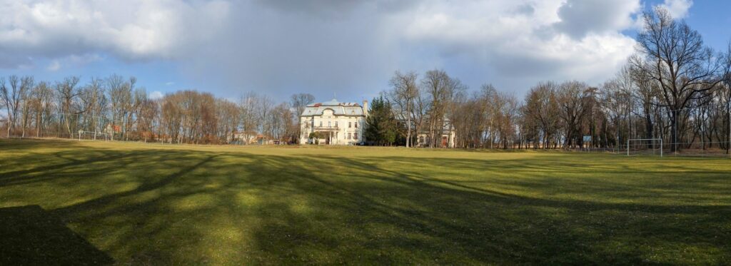 Park Žitavce. Pohľad na kaštiel z ihriska. (r.2021/Canonsp.)