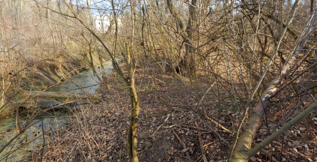 Park Žitavce. Prechod cez koryto Martinovsko-manianskeho kanála.(r.2021/Canonsp.)