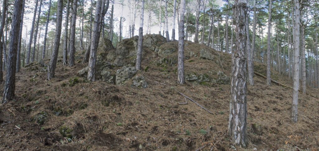 Levasovský štál. Kamenný lokálny vrchol. (r.2021/Canonsp.)