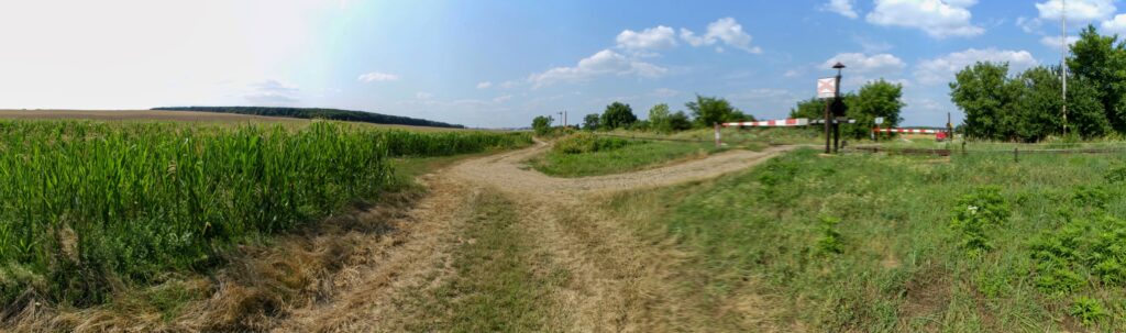 Bučáň. Uzavreté železničné priecestie. (r.2021/Canonsp.)