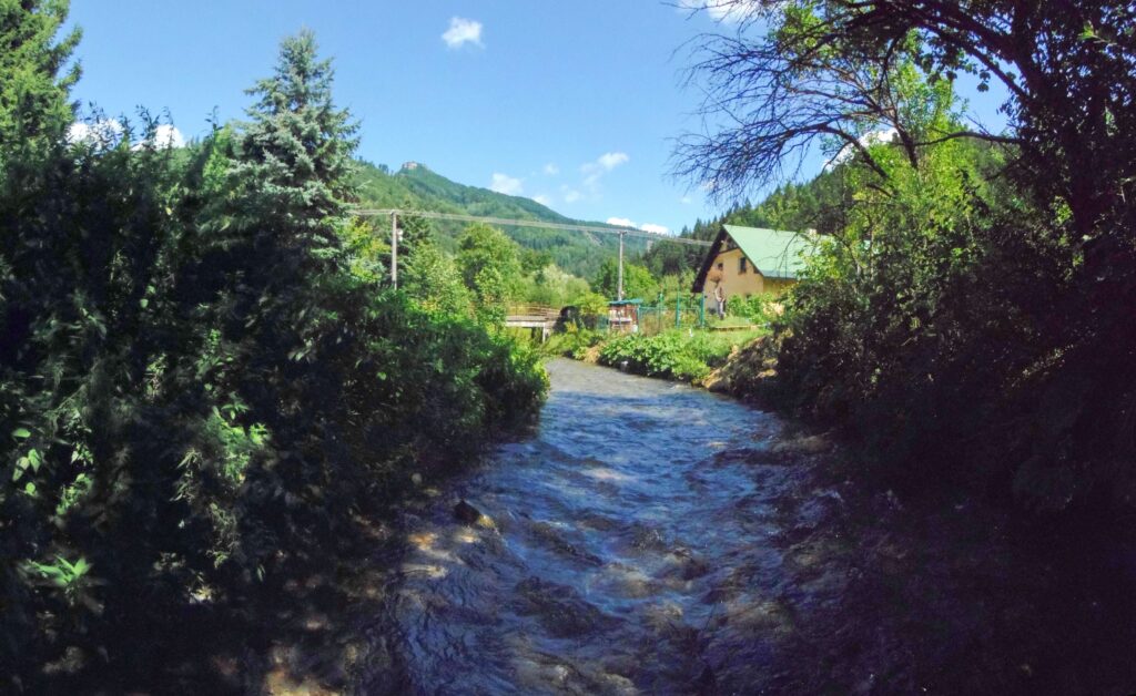 Starohorský potok v obci Staré Hory. Bystrina. (r.2021/OlympusSP810UZ)