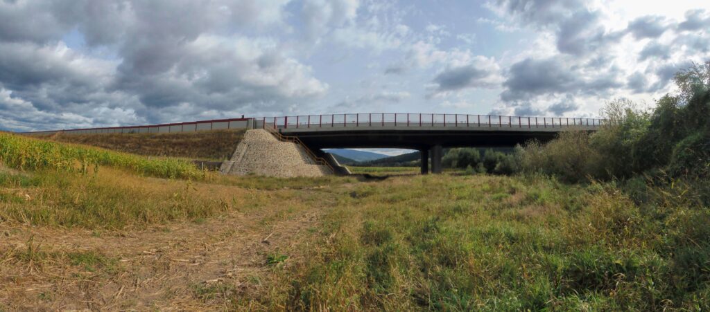 Hradná. Podpivničky. Dialničný most cez potok. (r.2021/OlympusSP810UZ)