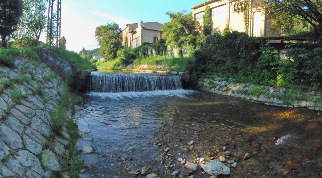 Ľupčica v Slovenskej Ľupči. Kaskády v obci. (r.2021/OlympusSP810UZ)