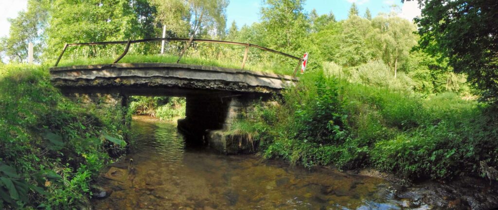 Moštenický potok. Breziny/Drahy. Cestný most cez potok. (r.2021/OlympusSP810UZ)