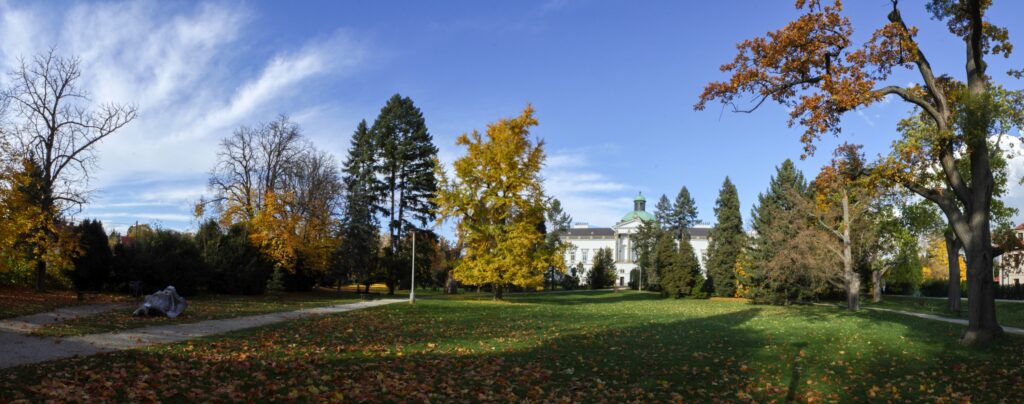 Park. Zámok v Topoľčiankach. (r.2021/Canonsp.)