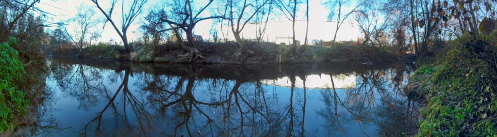 Slatina. Šamilovec. Kľudný úsek toku. (r.2021/OlympusSP810UZ)