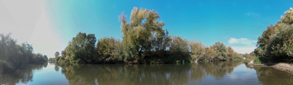 Nitra. Pri bešeňovskej ceste. Zregulovaná rieka. (r.2021/OlympusSP810UZ)