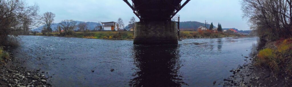 Hron. Sihoť. Pod mostom. (r.2021/OlympusSP810UZ)