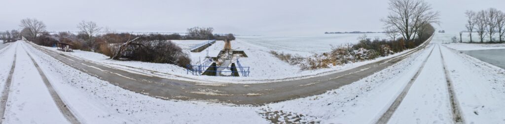 VN Golianovo. Pod hornými vinicami. Pohľad na výtok potoka Kadaň z priehrady. (r.2021/Canonsp.)