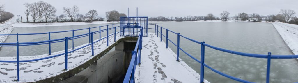 VN Golianovo. Pod hornými vinicami. Ľad na zamrznutej priehrade. (r.2021/Canonsp.)