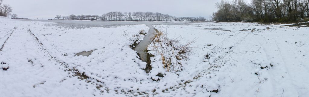 Kopec. Vtok Veskejského kanála do priehrady v Golianove. (r.2021/Canonsp.)