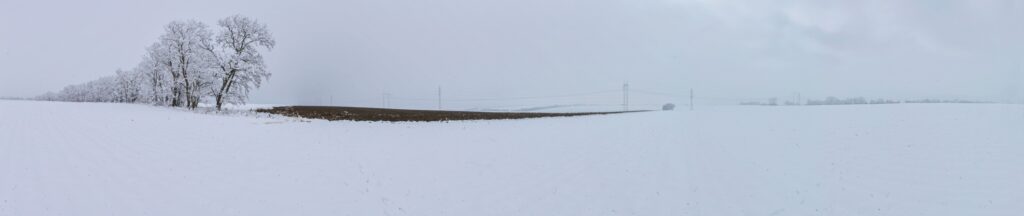 Od dediny. Zimný kontrast: Sneh/rozoraná roľa. (r.2021/Canonsp.)