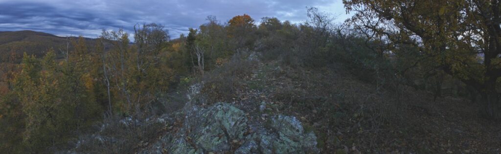 Skalka. Cestička kamenným hrebeňom. (r.2021/Canonsp.)