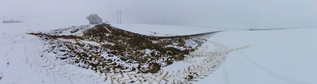 Nad Žigardom. Čerstvo poorané roľa v zasneženej krajine. Kontrast. (r.2021/Canonsp.)