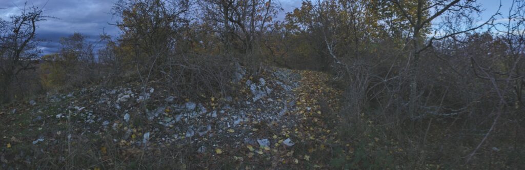 Skalka. Udržiavaná cestička hrebeňom. (r.2021/Canonsp.)