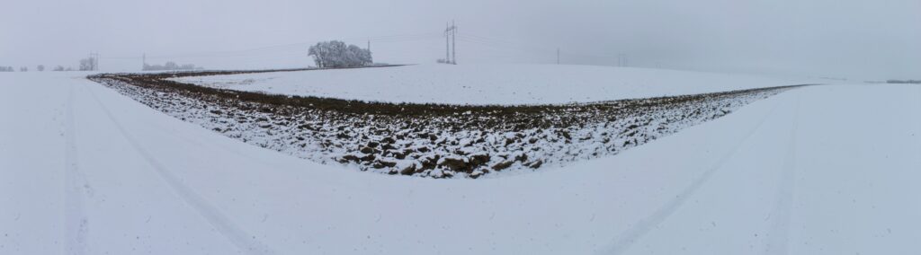 Nad Žigardom. Kontrast: čerstvo pooraná roľa/zasnežená krajina. (r.2021/Canonsp.)