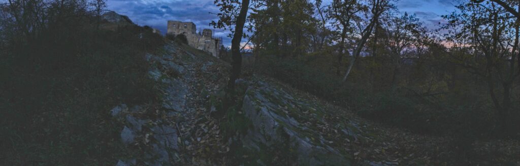 Skalka. Pohľad na hrad Hrušov. (r.2021/Canonsp.)