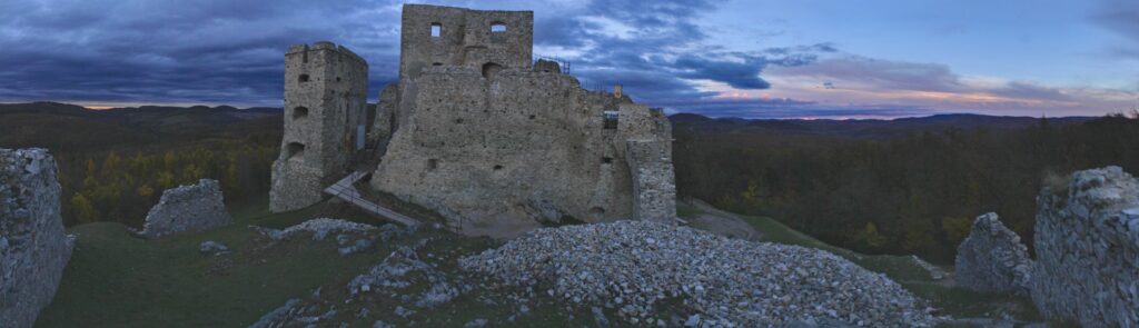 Skalka. Vstup na hrad Hrušov. (r.2021/Canonsp.)