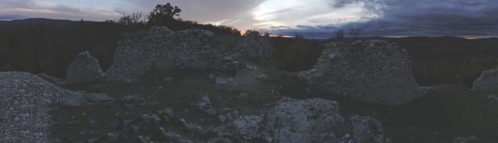 Skalka. Vstup na hrad Hrušov. (r.2021/Canonsp.)