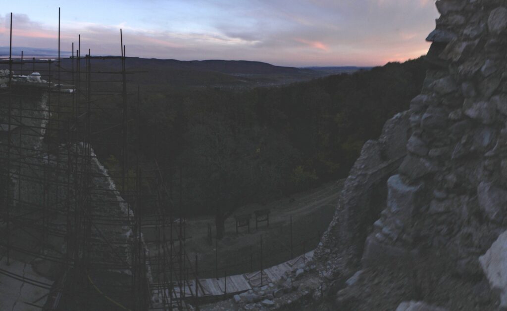Skalka. Oprava hradu Hrušov. (r.2021/Canonsp.)