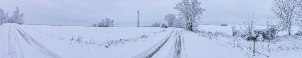 Žigard. Elektrické vedenie cez zasneženú cestu. (r.2021/Canonsp.)